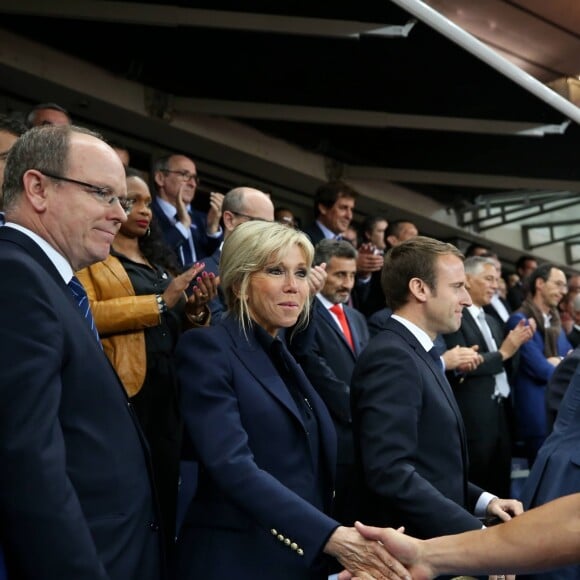 Le président de l'Assemblée nationale Claude Bartolone, le prince Albert II de Monaco, la première dame Brigitte Macron (Trogneux), son mari le président de la République Emmanuel Macron, la ministre des Sports Laura Flessel et le président de la Fédération française de Rugby à XV (FFR) Bernard Laporte - Finale du Top 14, ASM Clermont contre le RC Toulon au Stade de France à Saint-Denis, , France, le 4 juin 2017. ASM Clermont remporte le match contre RC Toulon 22-16. © Agence/Bestimage