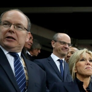 Le prince Albert II de Monaco, la première dame Brigitte Macron (Trogneux), son mari le président de la République Emmanuel Macron, la ministre des Sports Laura Flessel et le président de la Fédération française de Rugby à XV (FFR) Bernard Laporte - Finale du Top 14, ASM Clermont contre le RC Toulon au Stade de France à Saint-Denis, , France, le 4 juin 2017. ASM Clermont remporte le match contre RC Toulon 22-16. © Agence/Bestimage