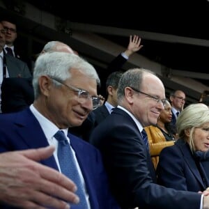 Le président de l'Assemblée nationale Claude Bartolone, le prince Albert II de Monaco, la première dame Brigitte Macron (Trogneux), son mari le président de la République Emmanuel Macron et la ministre des Sports Laura Flessel - Finale du Top 14, ASM Clermont contre le RC Toulon au Stade de France à Saint-Denis, , France, le 4 juin 2017. ASM Clermont remporte le match contre RC Toulon 22-16. © Agence/Bestimage