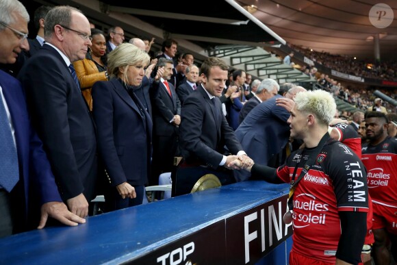 Le président de l'Assemblée nationale Claude Bartolone, le prince Albert II de Monaco, la première dame Brigitte Macron (Trogneux), son mari le président de la République Emmanuel Macron et la ministre des Sports Laura Flessel - Finale du Top 14, ASM Clermont contre le RC Toulon au Stade de France à Saint-Denis, , France, le 4 juin 2017. ASM Clermont remporte le match contre RC Toulon 22-16. © Agence/Bestimage