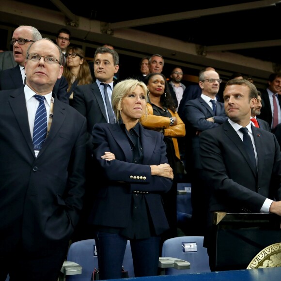 Le prince Albert II de Monaco, la première dame Brigitte Macron (Trogneux), son mari le président de la République Emmanuel Macron et le président de la Fédération française de Rugby à XV (FFR) Bernard Laporte - Finale du Top 14, ASM Clermont contre le RC Toulon au Stade de France à Saint-Denis, le 4 juin 2017. ASM Clermont remporte le match contre RC Toulon 22-16. © Agence/Bestimage