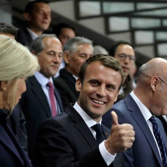 La première dame Brigitte Macron (Trogneux), son mari le président de la République Emmanuel Macron et le président de la Fédération française de Rugby à XV (FFR) Bernard Laporte - Finale du Top 14, ASM Clermont contre le RC Toulon au Stade de France à Saint-Denis, le 4 juin 2017. ASM Clermont remporte le match contre RC Toulon 22-16. © Agence/Bestimage