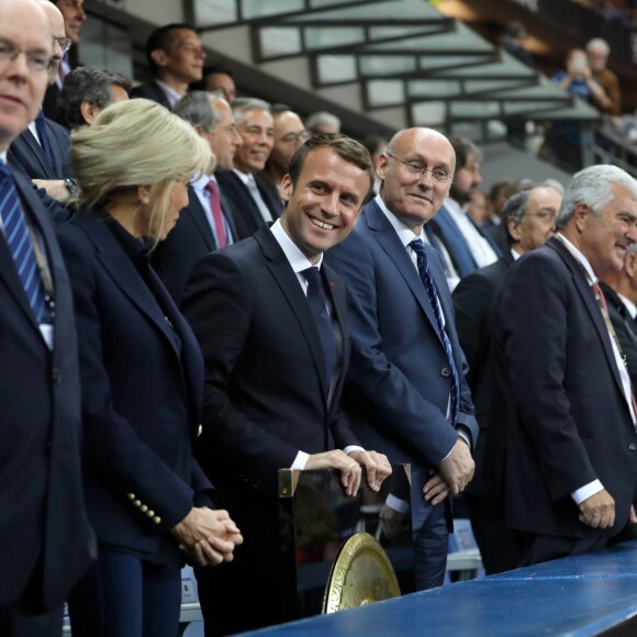 Le prince Albert II de Monaco, la première dame Brigitte Macron (Trogneux), son mari le président de la République Emmanuel Macron et le président de la Fédération française de Rugby à XV (FFR) Bernard Laporte - Finale du Top 14, ASM Clermont contre le RC Toulon au Stade de France à Saint-Denis, le 4 juin 2017. ASM Clermont remporte le match contre RC Toulon 22-16. © Agence/Bestimage