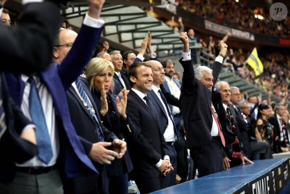 Le président de l'Assemblée nationale Claude Bartolone, le prince Albert II de Monaco, la première dame Brigitte Macron (Trogneux), son mari le président de la République Emmanuel Macron et le président de la Fédération française de Rugby à XV (FFR) Bernard Laporte - Finale du Top 14, ASM Clermont contre le RC Toulon au Stade de France à Saint-Denis, Jacovides/Bestimage