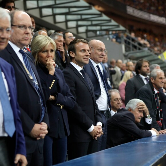 Le président de l'Assemblée nationale Claude Bartolone, le prince Albert II de Monaco, la première dame Brigitte Macron (Trogneux), son mari le président de la République Emmanuel Macron et le président de la Fédération française de Rugby à XV (FFR) Bernard Laporte - Finale du Top 14, ASM Clermont contre le RC Toulon au Stade de France à Saint-Denis, le 4 juin 2017. ASM Clermont remporte le match contre RC Toulon 22-16. © Dominique Jacovides/Bestimage