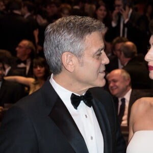 George Clooney (montre Omega) et sa femme Amal Alamuddin clooney (enceinte) très complice lors de la 42e cérémonie des César à la salle Pleyel à Paris le 24 février 2017. © Olivier Borde / Dominique Jacovides / Bestimage