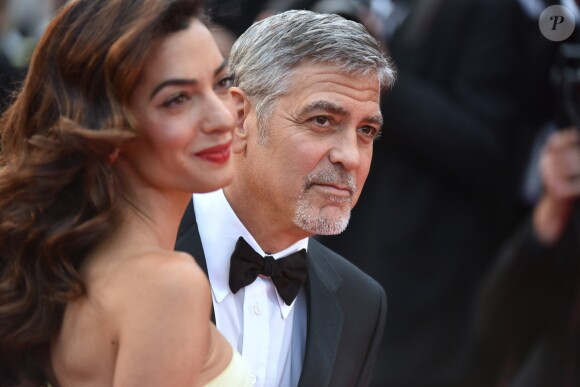George Clooney et sa femme Amal Alamuddin Clooney (bijoux Cartier) - Montée des marches du film "Money Monster" lors du 69e Festival International du Film de Cannes. Le 12 mai 2016. © Giancarlo Gorassini/Bestimage