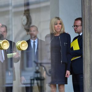 La princesse Mary de Danemark reçue officiellement par la femme du président de la république française, Brigitte Macron (Trogneux) sur le perron du palais de l'Élysée à Paris le 6 juin 2017. © Giancarlo Gorassini / Bestimage