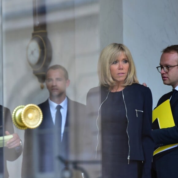 La princesse Mary de Danemark reçue officiellement par la femme du président de la république française, Brigitte Macron (Trogneux) sur le perron du palais de l'Élysée à Paris le 6 juin 2017. © Giancarlo Gorassini / Bestimage