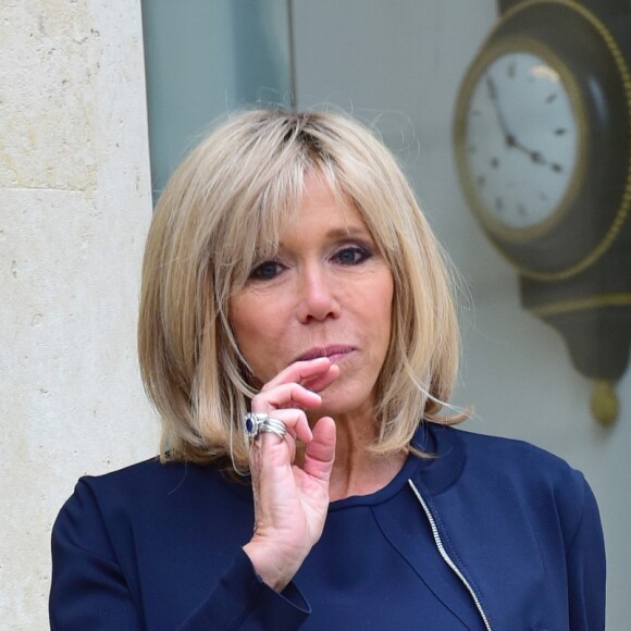 La princesse Mary de Danemark reçue officiellement par la femme du président de la république française, Brigitte Macron (Trogneux) sur le perron du palais de l'Élysée à Paris le 6 juin 2017. © Giancarlo Gorassini / Bestimage