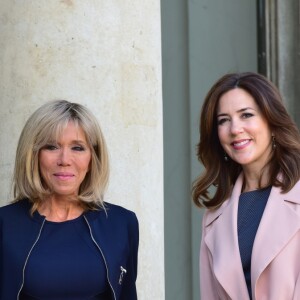 La princesse Mary de Danemark reçue officiellement par la femme du président de la république française, Brigitte Macron (Trogneux) sur le perron du palais de l'Élysée à Paris le 6 juin 2017. © Giancarlo Gorassini / Bestimage