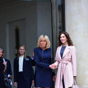 La princesse Mary de Danemark reçue officiellement par la femme du président de la république française, Brigitte Macron (Trogneux) sur le perron du palais de l'Élysée à Paris le 6 juin 2017. © Giancarlo Gorassini / Bestimage