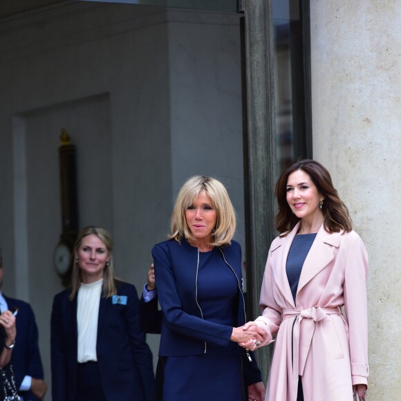 La princesse Mary de Danemark reçue officiellement par la femme du président de la république française, Brigitte Macron (Trogneux) sur le perron du palais de l'Élysée à Paris le 6 juin 2017. © Giancarlo Gorassini / Bestimage