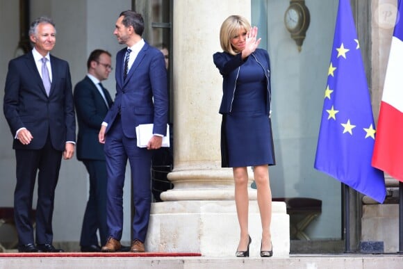 La princesse Mary de Danemark reçue officiellement par la femme du président de la république française, Brigitte Macron (Trogneux) sur le perron du palais de l'Élysée à Paris le 6 juin 2017. © Giancarlo Gorassini / Bestimage