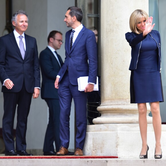 La princesse Mary de Danemark reçue officiellement par la femme du président de la république française, Brigitte Macron (Trogneux) sur le perron du palais de l'Élysée à Paris le 6 juin 2017. © Giancarlo Gorassini / Bestimage