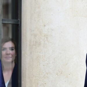 La princesse Mary de Danemark reçue officiellement par la femme du président de la république française, Brigitte Macron (Trogneux) sur le perron du palais de l'Élysée à Paris le 6 juin 2017. © Giancarlo Gorassini / Bestimage