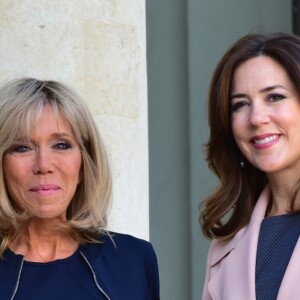 La princesse Mary de Danemark reçue officiellement par la femme du président de la république française, Brigitte Macron (Trogneux) sur le perron du palais de l'Élysée à Paris le 6 juin 2017. © Giancarlo Gorassini / Bestimage