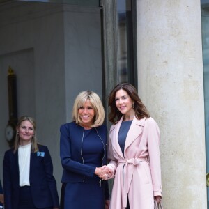 La princesse Mary de Danemark reçue officiellement par la femme du président de la république française, Brigitte Macron (Trogneux) sur le perron du palais de l'Élysée à Paris le 6 juin 2017. © Giancarlo Gorassini / Bestimage