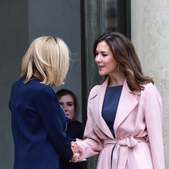 La princesse Mary de Danemark reçue officiellement par la femme du président de la république française, Brigitte Macron (Trogneux) sur le perron du palais de l'Élysée à Paris le 6 juin 2017. © Giancarlo Gorassini / Bestimage