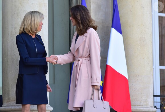 La princesse Mary de Danemark reçue officiellement par la femme du président de la république française, Brigitte Macron (Trogneux) sur le perron du palais de l'Élysée à Paris le 6 juin 2017. © Giancarlo Gorassini / Bestimage