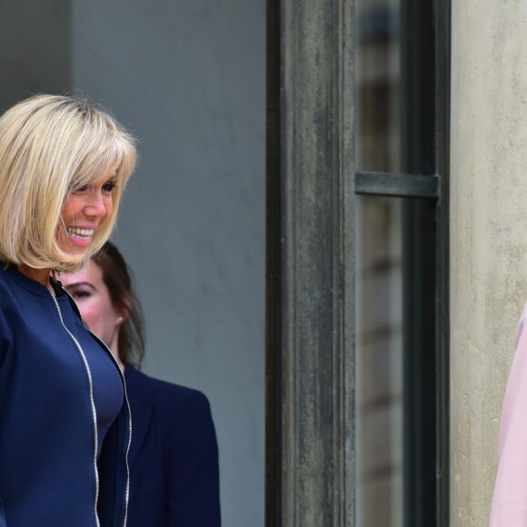 La princesse Mary de Danemark reçue officiellement par la femme du président de la république française, Brigitte Macron (Trogneux) sur le perron du palais de l'Élysée à Paris le 6 juin 2017. © Giancarlo Gorassini / Bestimage