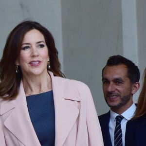 La princesse Mary de Danemark reçue officiellement par la femme du président de la république française, Brigitte Macron (Trogneux) sur le perron du palais de l'Élysée à Paris le 6 juin 2017. © Giancarlo Gorassini / Bestimage