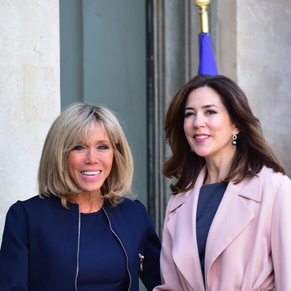 La princesse Mary de Danemark reçue officiellement par la femme du président de la république française, Brigitte Macron (Trogneux) sur le perron du palais de l'Élysée à Paris le 6 juin 2017. © Giancarlo Gorassini / Bestimage