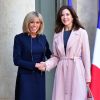 La princesse Mary de Danemark reçue officiellement par la femme du président de la république française, Brigitte Macron (Trogneux) sur le perron du palais de l'Élysée à Paris le 6 juin 2017. © Giancarlo Gorassini / Bestimage