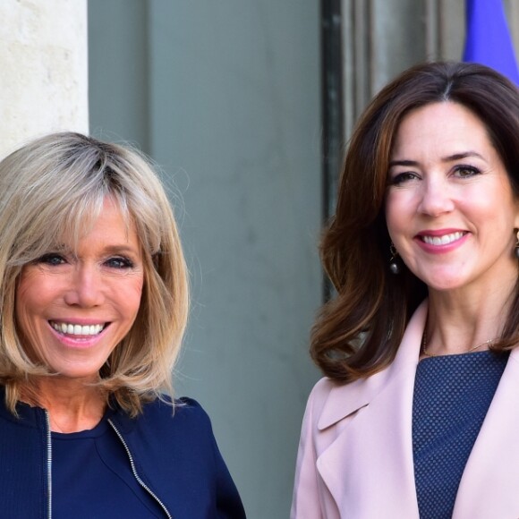 La princesse Mary de Danemark reçue officiellement par la femme du président de la république française, Brigitte Macron (Trogneux) sur le perron du palais de l'Élysée à Paris le 6 juin 2017. © Giancarlo Gorassini / Bestimage