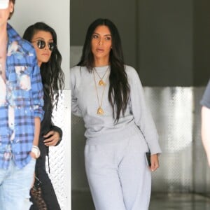 Kim Kardashian, Kourtney Kardashian et Jonathan Cheban attendent Mason Disick (fils de Kourtney et Scott Disick) à la sortie de son cours d'art à Calabasas. Le 6 juin 2017.