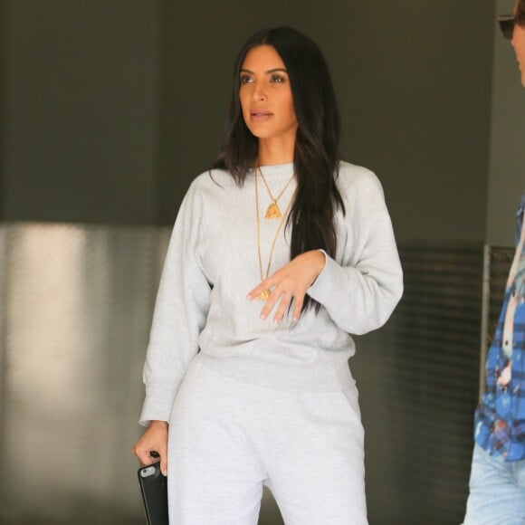 Kim Kardashian, Kourtney Kardashian et Jonathan Cheban attendent Mason Disick (fils de Kourtney et Scott Disick) à la sortie de son cours d'art à Calabasas. Le 6 juin 2017.