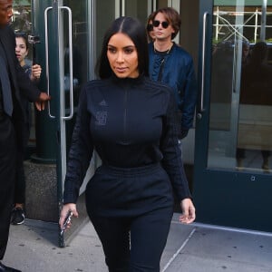 Kim Kardashian achète des pizzas à emporter avec sa soeur Khloé Kardashian et son meilleur ami Jonathan Cheban sur le tournage de leur émission de télé réalité "Keeping up with the Kardashians" à New York, le 15 mai 2017.