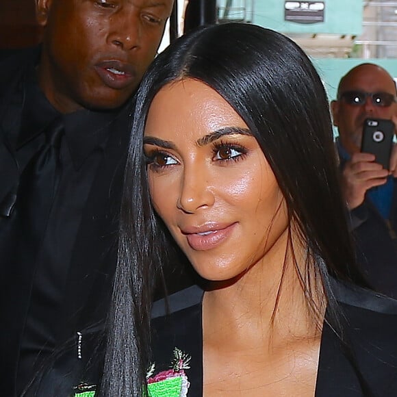 Kim Kardashian et sa soeur Khloé Kardashian sortent avec sa soeur du Mercer Hotel en prenant le temps de poser avec des fans à New York, le 15 mai 2017.