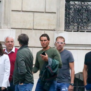 Exclusif - Rafael Nadal va dîner avec sa compagne Maria Francesca "Xisca" Perello, ses parents Sebastian Nadal et Ana Maria Perera, sa soeur Maria Isabel Nadal, Carlos Moya et des amis lors des internationaux de France de Roland-Garros à Paris. Le 5 juin 2017.