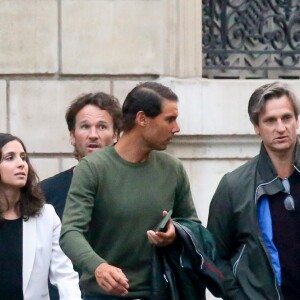Exclusif - Rafael Nadal va dîner avec sa compagne Maria Francesca "Xisca" Perello, ses parents Sebastian Nadal et Ana Maria Perera, sa soeur Maria Isabel Nadal, Carlos Moya et des amis lors des internationaux de France de Roland-Garros à Paris. Le 5 juin 2017.