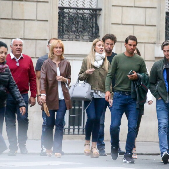 Exclusif - Rafael Nadal va dîner avec sa compagne Maria Francesca "Xisca" Perello, ses parents Sebastian Nadal et Ana Maria Perera, sa soeur Maria Isabel Nadal, Carlos Moya et des amis lors des internationaux de France de Roland-Garros à Paris. Le 5 juin 2017.