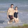 Exclusif - Amy schumer et son compagnon Ben Hanisch passent une journée en amoureux à la plage à Hawaï le 24 mai 2016.