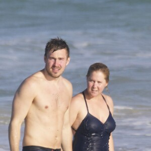 Exclusif - Amy schumer et son compagnon Ben Hanisch passent une journée en amoureux à la plage à Hawaï le 24 mai 2016.