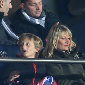 Yannick Noah avec Isabelle Camus et leur fils Joalukas lors du match de Ligue 1 Psg - Bastia lors de la 20ème journée au Parc des Princes à Paris, le 8 janvier 2016.