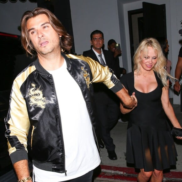 Pamela Anderson sort du cub Avenue, à Hollywood, accompagnée par Romain Chavent, le 9 juin 2017