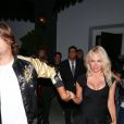 Pamela Anderson sort du cub Avenue, à Hollywood, accompagnée par Romain Chavent, le vendredi 9 juin 2017