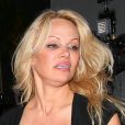 Pamela Anderson sort du cub Avenue, à Hollywood, accompagnée par Romain Chavent, le 9 juin 2017