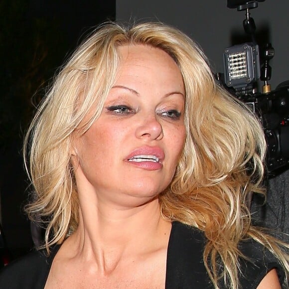 Pamela Anderson sort du cub Avenue, à Hollywood, accompagnée par Romain Chavent, le 9 juin 2017