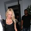 Pamela Anderson sort du cub Avenue, à Hollywood, accompagnée par Romain Chavent, le 9 juin 2017