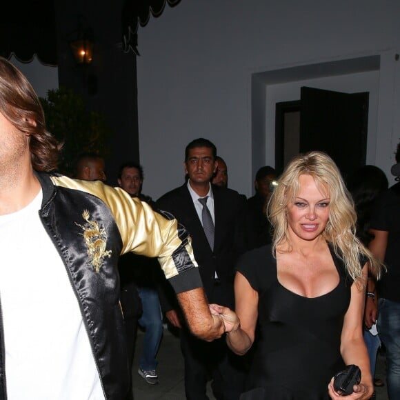 Pamela Anderson sort du cub Avenue, à Hollywood, accompagnée par Romain Chavent, le 9 juin 2017