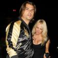 Pamela Anderson sort du cub Avenue, à Hollywood, accompagnée par le français Romain Chavent, le 9 juin 2017