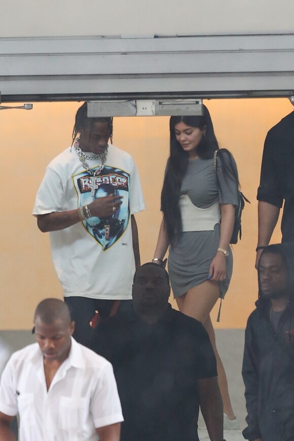 Kylie Jenner et son compagnon Travis Scott quittent leur hôtel de Miami le 7 juin 2017.