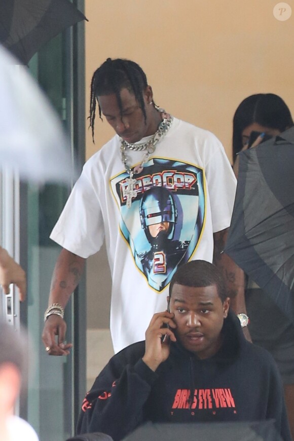 Kylie Jenner et son compagnon Travis Scott quittent leur hôtel de Miami le 7 juin 2017.