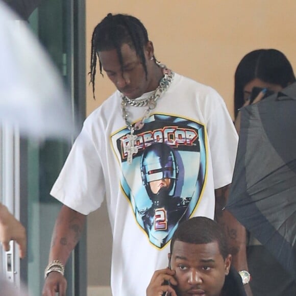 Kylie Jenner et son compagnon Travis Scott quittent leur hôtel de Miami le 7 juin 2017.