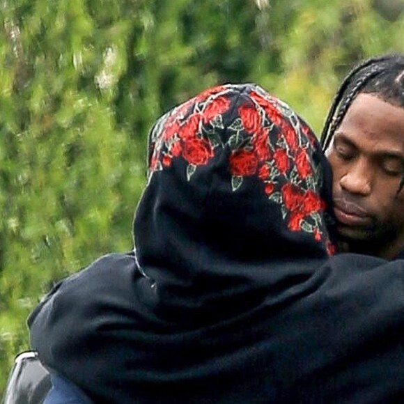 Travis Scott embrasse, câline et touche les fesses de sa petite amie Kylie Jenner devant son domicile avant de partir pour l'aéroport de LAX à Los Angeles. Le couple semble avoir du mal à se quitter et Travis offre une peinture à sa bien aimée avant de monter dans la voiture. le 31 mai 2017